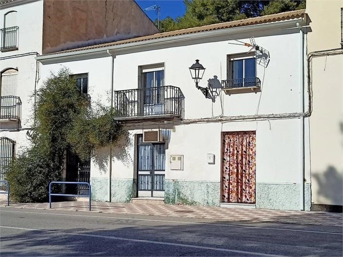 Image No.1-8 Bed Commercial for sale
